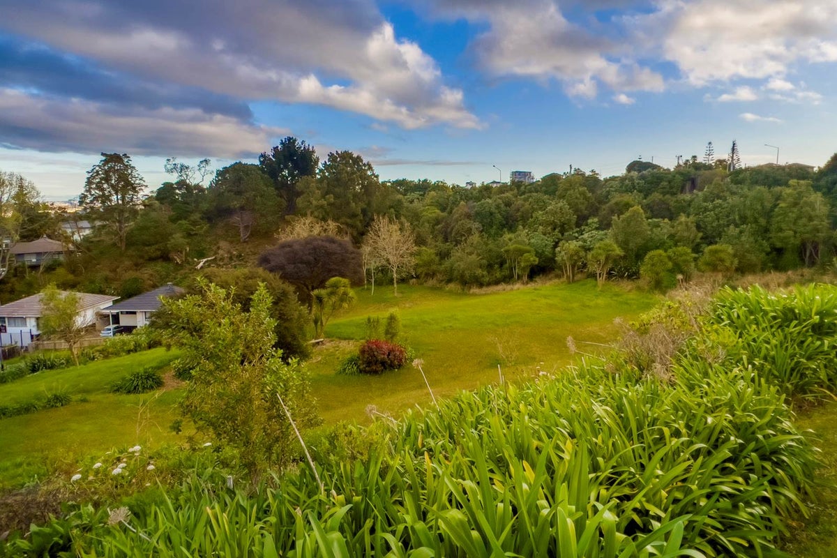 221A Sunset Road, Sunnynook, Auckland - Carousel 1
