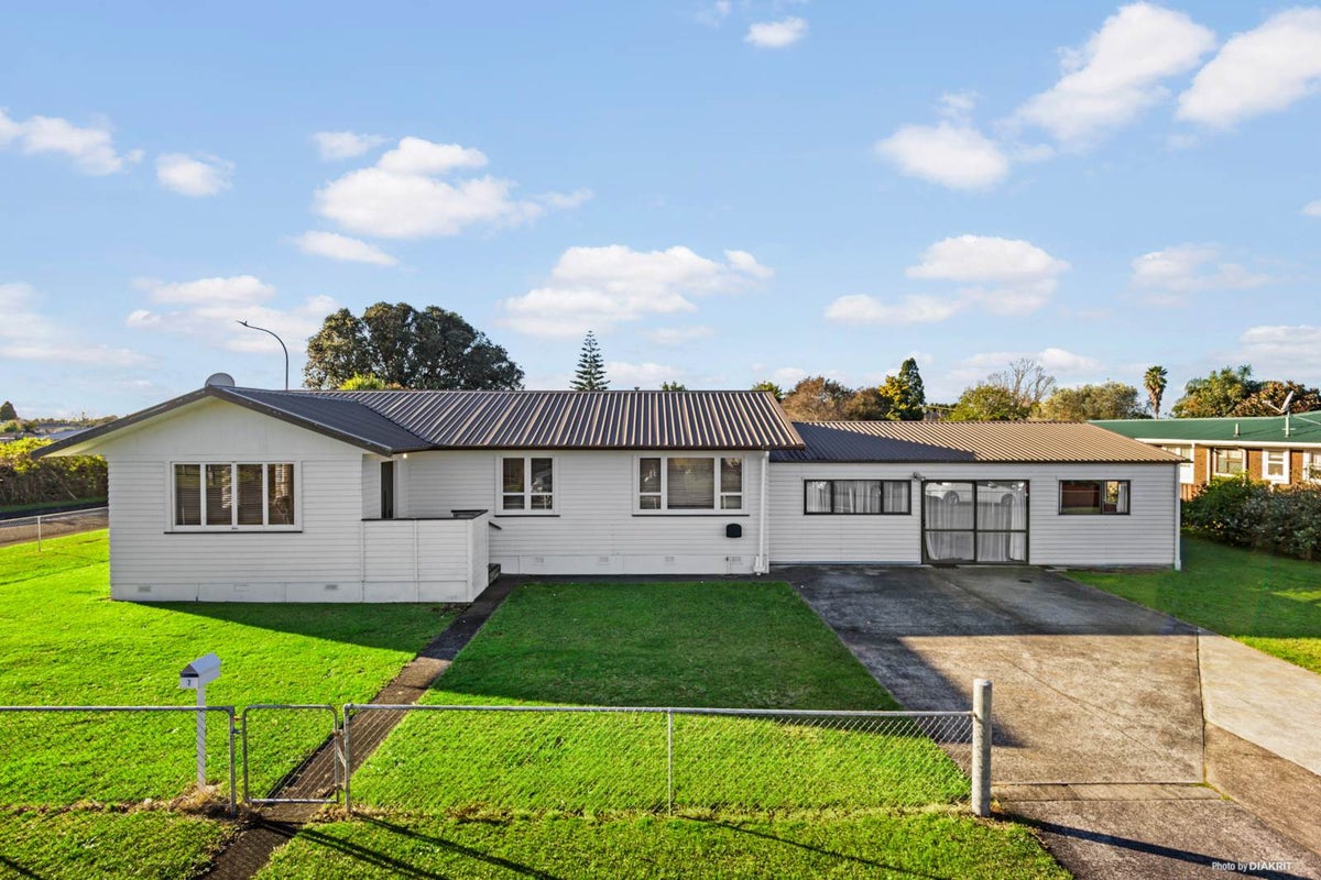 7 Montmere Avenue, Te Atatu Peninsula, Auckland - Carousel 1