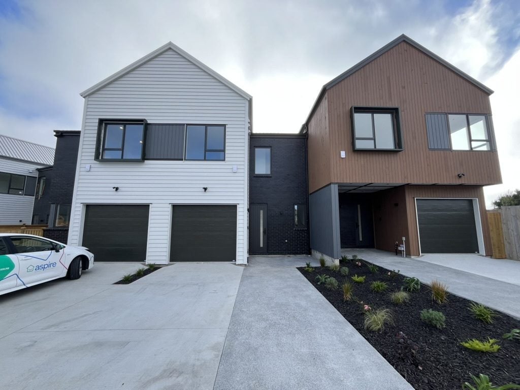 15 Puihi Crescent, Massey, Auckland - Carousel 1