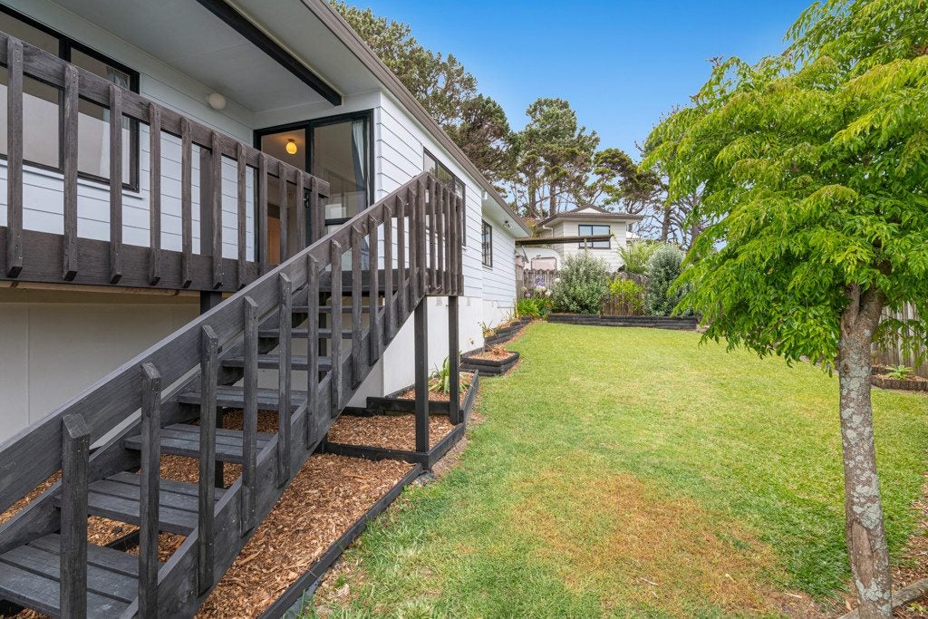 1/25 Jumento Place, Unsworth Heights, Auckland - Carousel 1