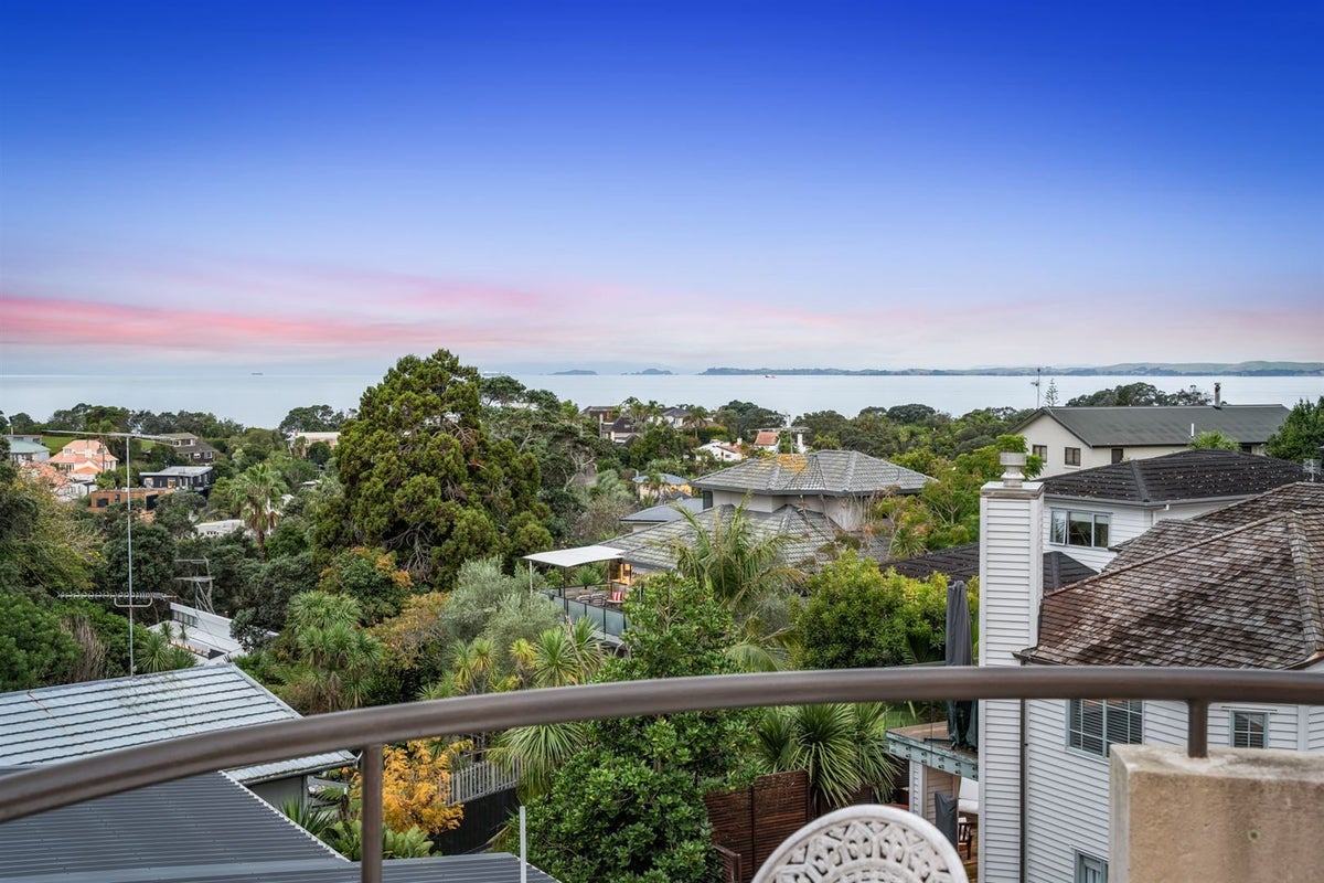 2/21 Eastcliffe Road, Castor Bay, Auckland - Carousel 1