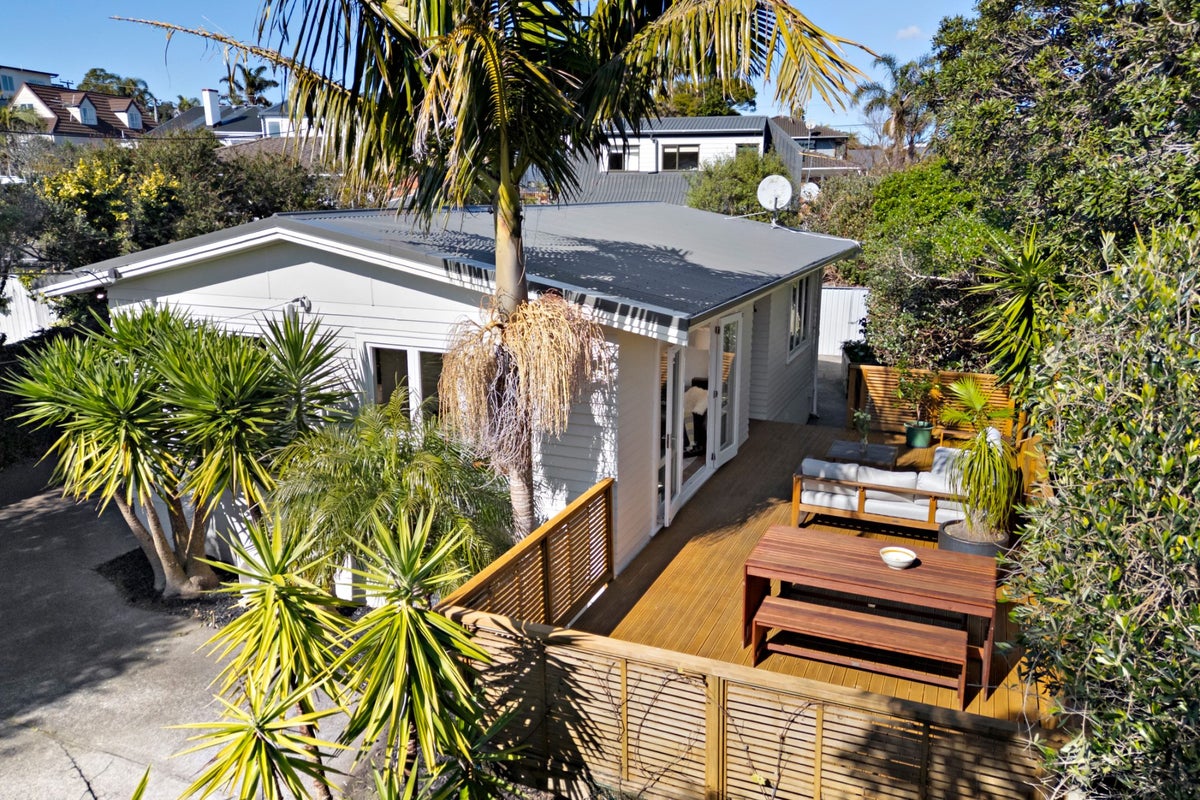 1/16A BARDIA Street, Belmont, Auckland - Carousel 1