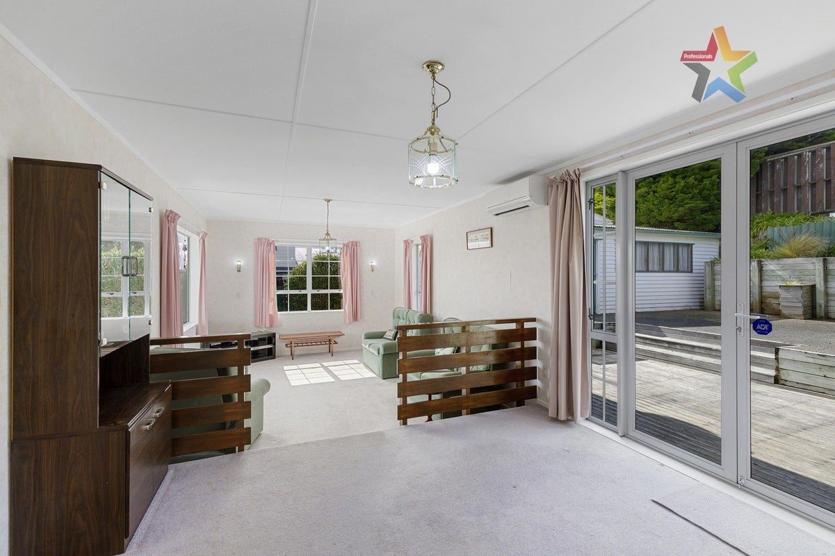 15 Mossburn Grove, Kelson, Lower Hutt - Carousel 2
