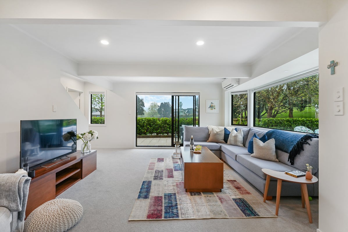 2/49 Jillteresa Crescent, Half Moon Bay, Auckland - Carousel 1