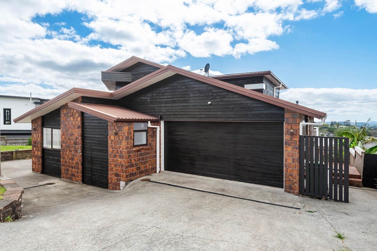 4 Gordon Stanley Drive, Massey, Auckland - Carousel 1