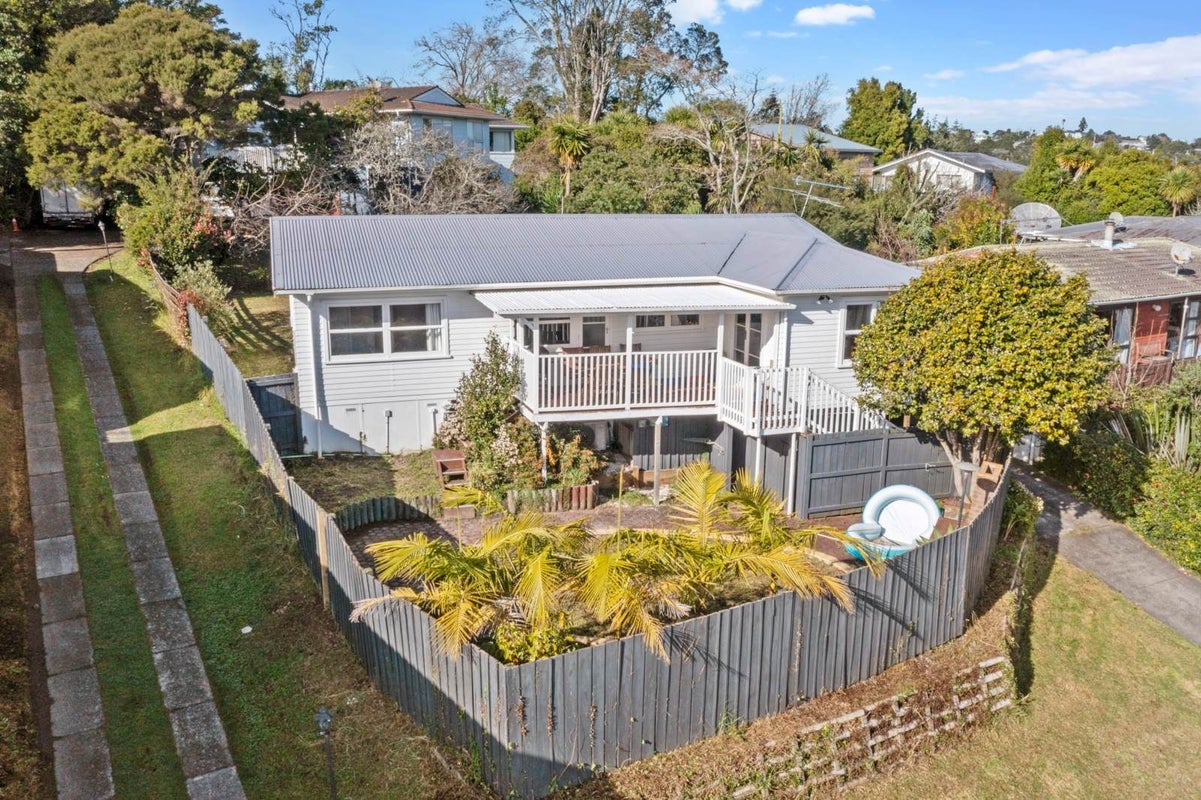 24 Waverley Avenue, Glenfield, Auckland - Carousel 1