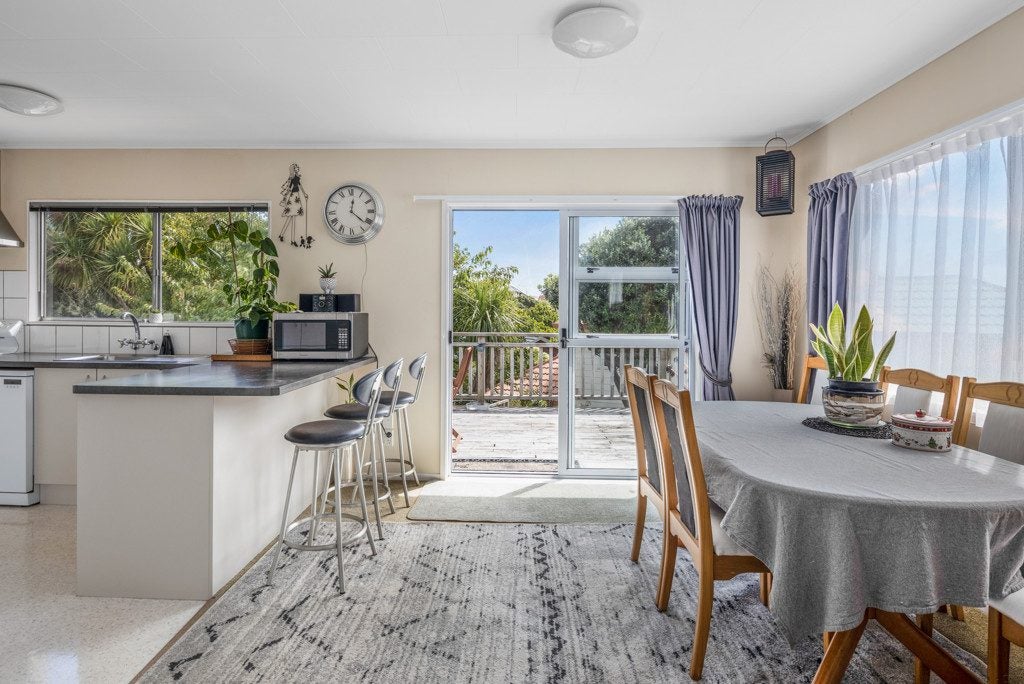 4 Kahikatea Grove, Paparangi, Wellington - Carousel 2
