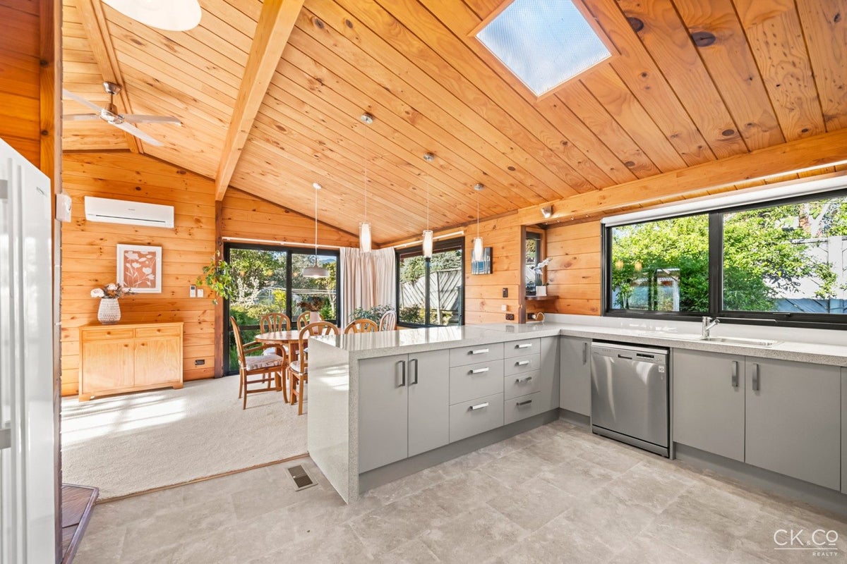 5 Seymour Grove, Kingsley Heights, Upper Hutt - Carousel 2