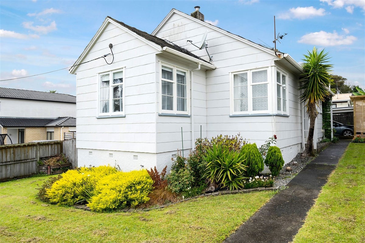 19 Blacklock Avenue, Henderson, Auckland - Carousel 2