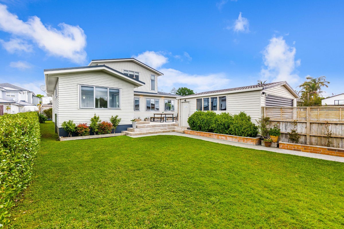 103A Wharf Road, Te Atatu Peninsula, Auckland - Carousel 1