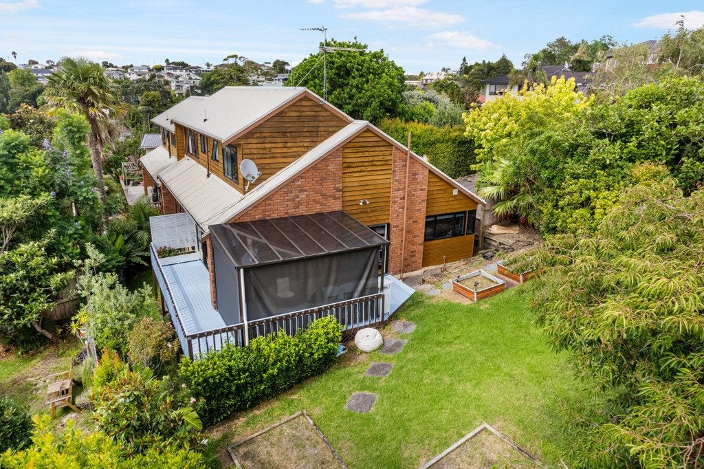 1/16 Cairnbrae Court, Northcross, Auckland - Carousel 1