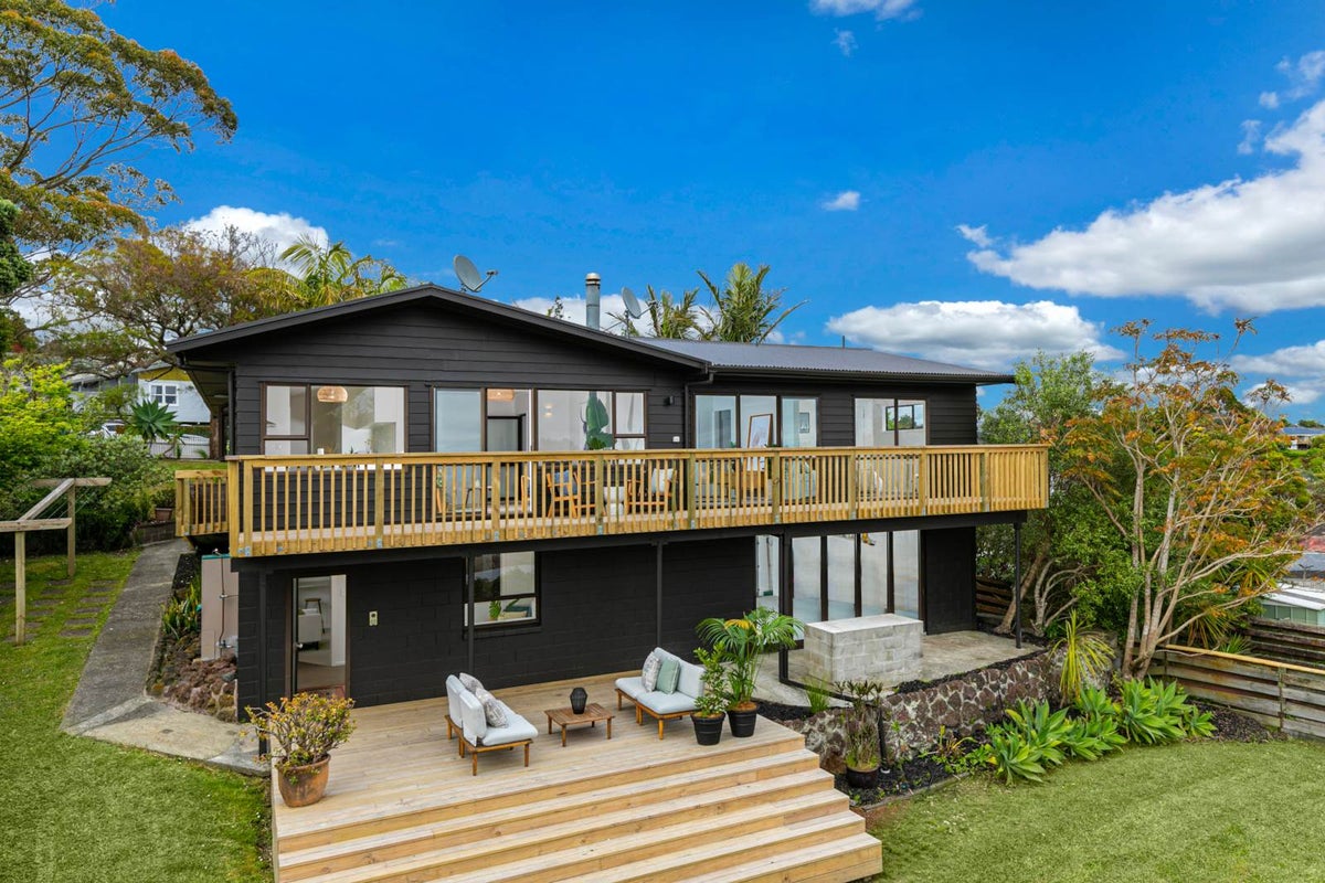 19 Holt Avenue, Torbay, Auckland - Carousel 1