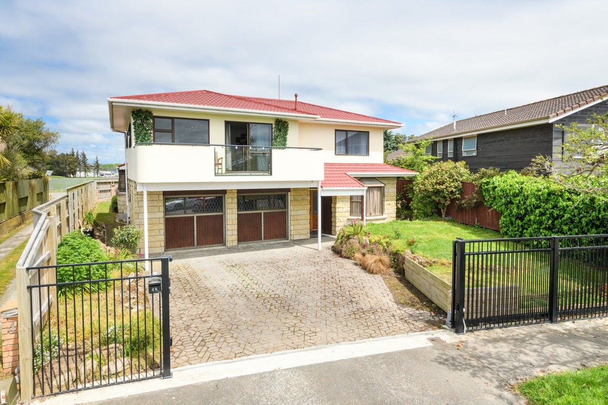 49 Rennie Avenue, Milson, Palmerston North - Carousel 1