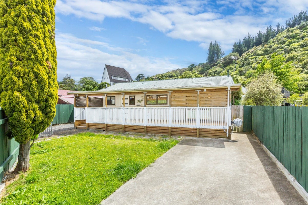 6 Edmund Lomas Grove, Birchville, Upper Hutt - Carousel 1