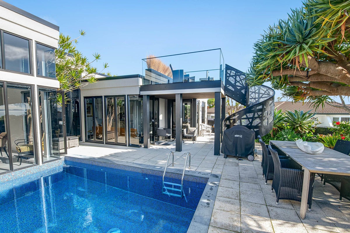1 Pacific Parade, Army Bay, Whangaparaoa - Carousel 1