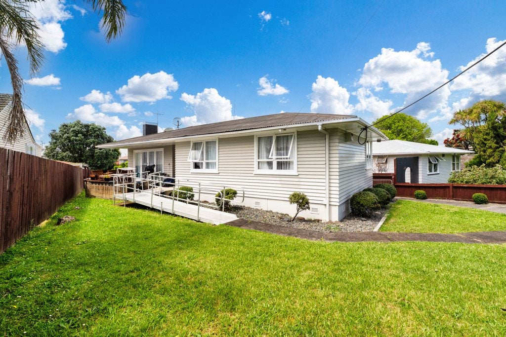 39 Coniston Avenue, Te Atatu South, Auckland - Carousel 1