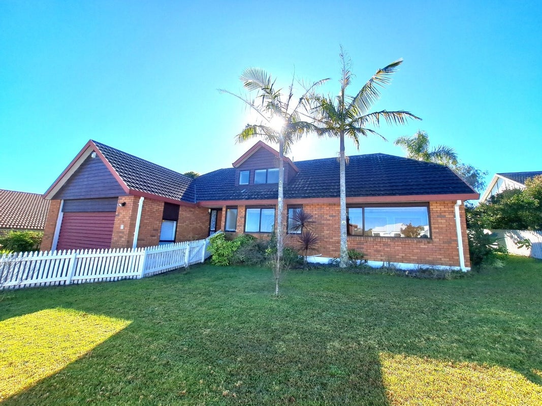 6 Delisle Place, Windsor Park, Auckland - Carousel 1