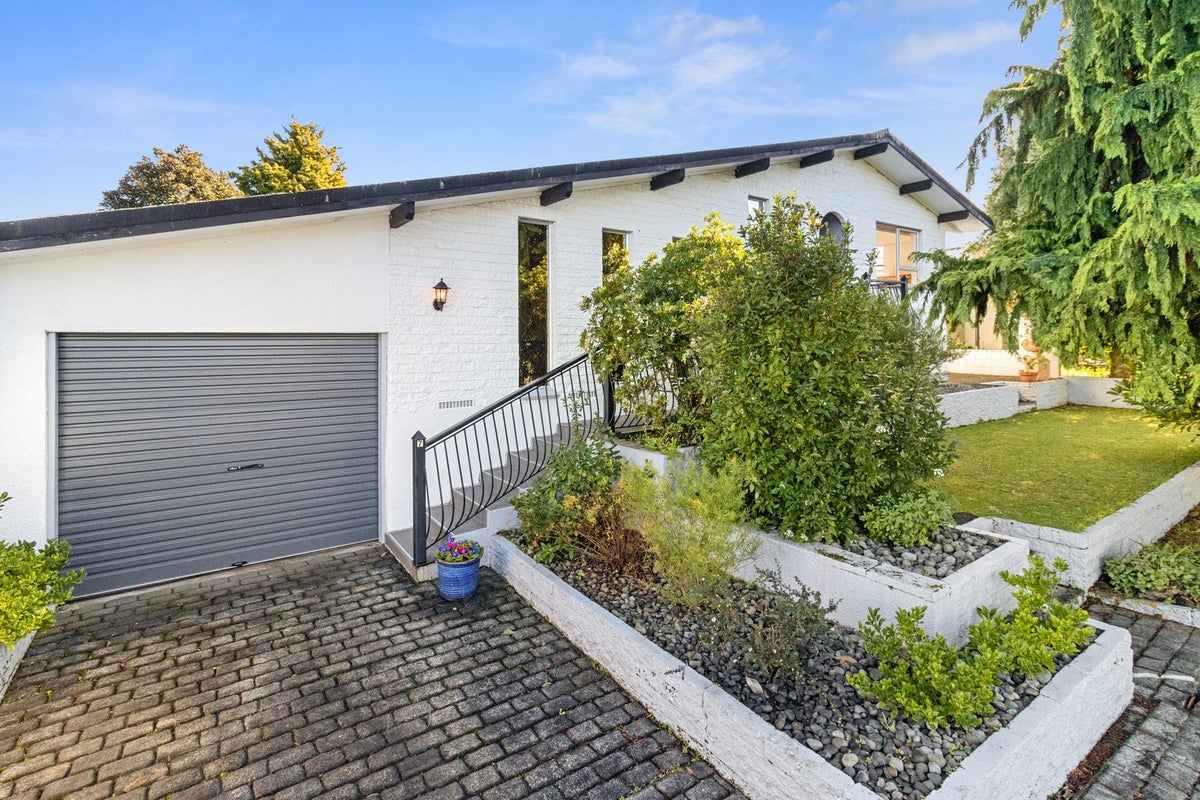 7 Lansdowne Crescent, Glenview, Hamilton - Carousel 1