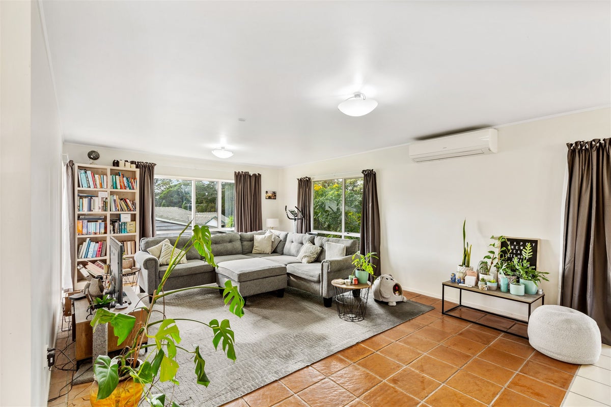 41 Milan Drive, Glen Eden, Auckland - Carousel 1