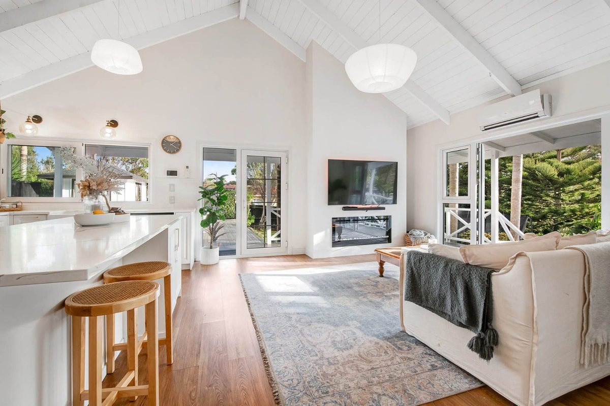 61 Brian Crescent, Stanmore Bay, Whangaparaoa - Carousel 2
