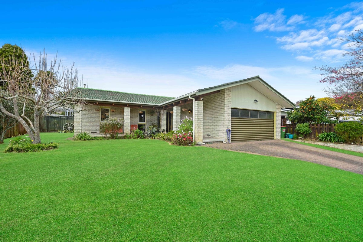 56 Glen Lynne Avenue, Queenwood, Hamilton - Carousel 23