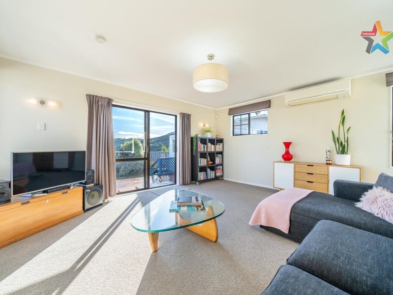 27 Kaitangata Crescent, Kelson, Lower Hutt - Carousel 2