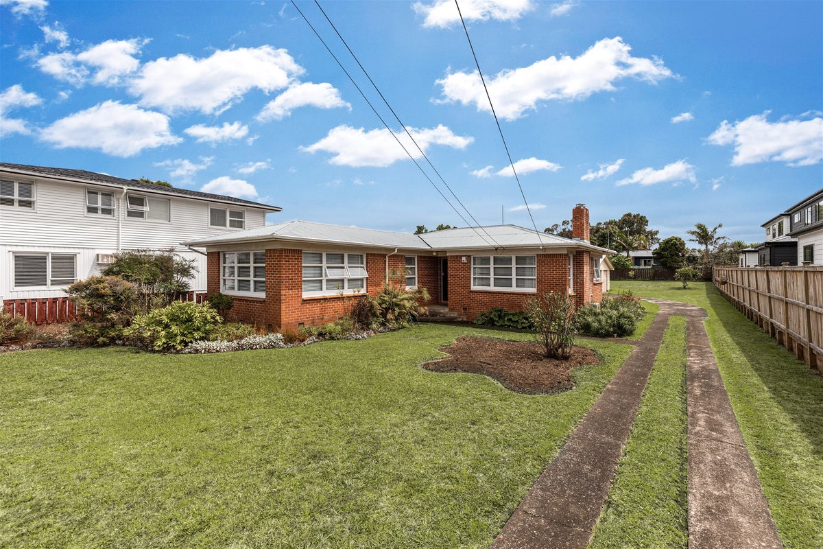 9 Wellesley Road, Mangere Bridge, Auckland - Carousel 2