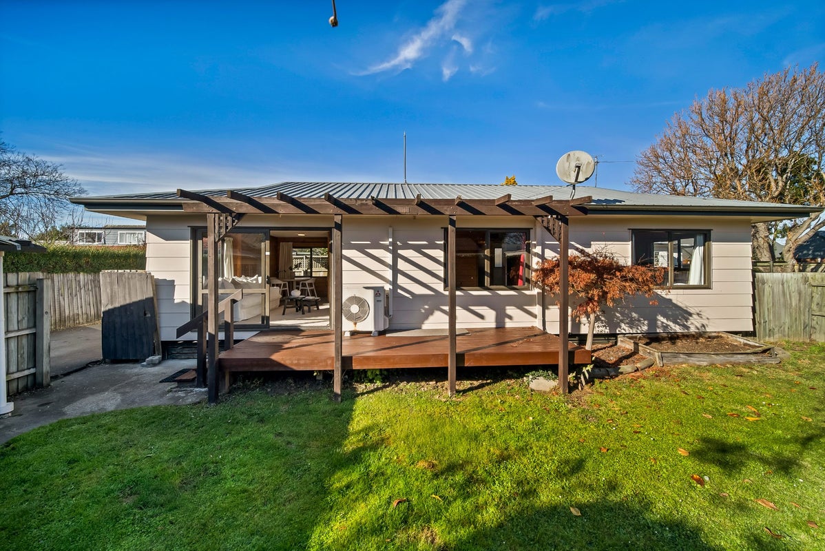 2/74 Aorangi Road, Bryndwr, Christchurch - Carousel 2