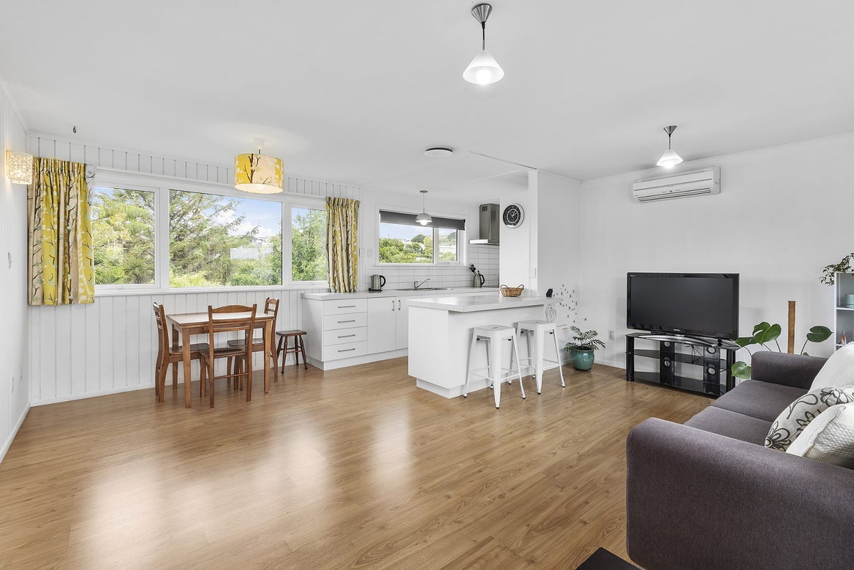 2 Mark Avenue, Paparangi, Wellington - Carousel 2