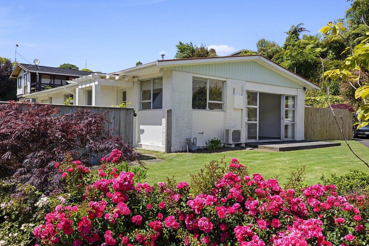 1/12 Ambury Place, Merrilands, New Plymouth - Carousel 1