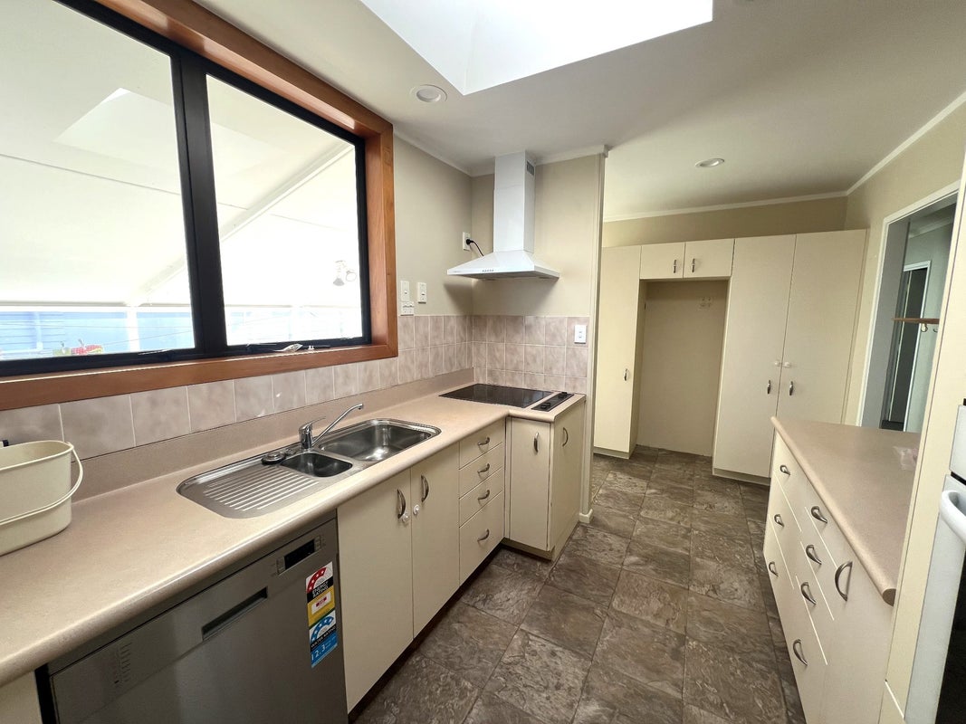 16 Wellesley Road, Mangere Bridge, Auckland - Carousel 2