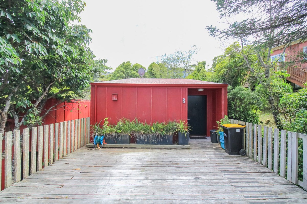 8 Albemarle Road, Northland, Wellington - Carousel 1