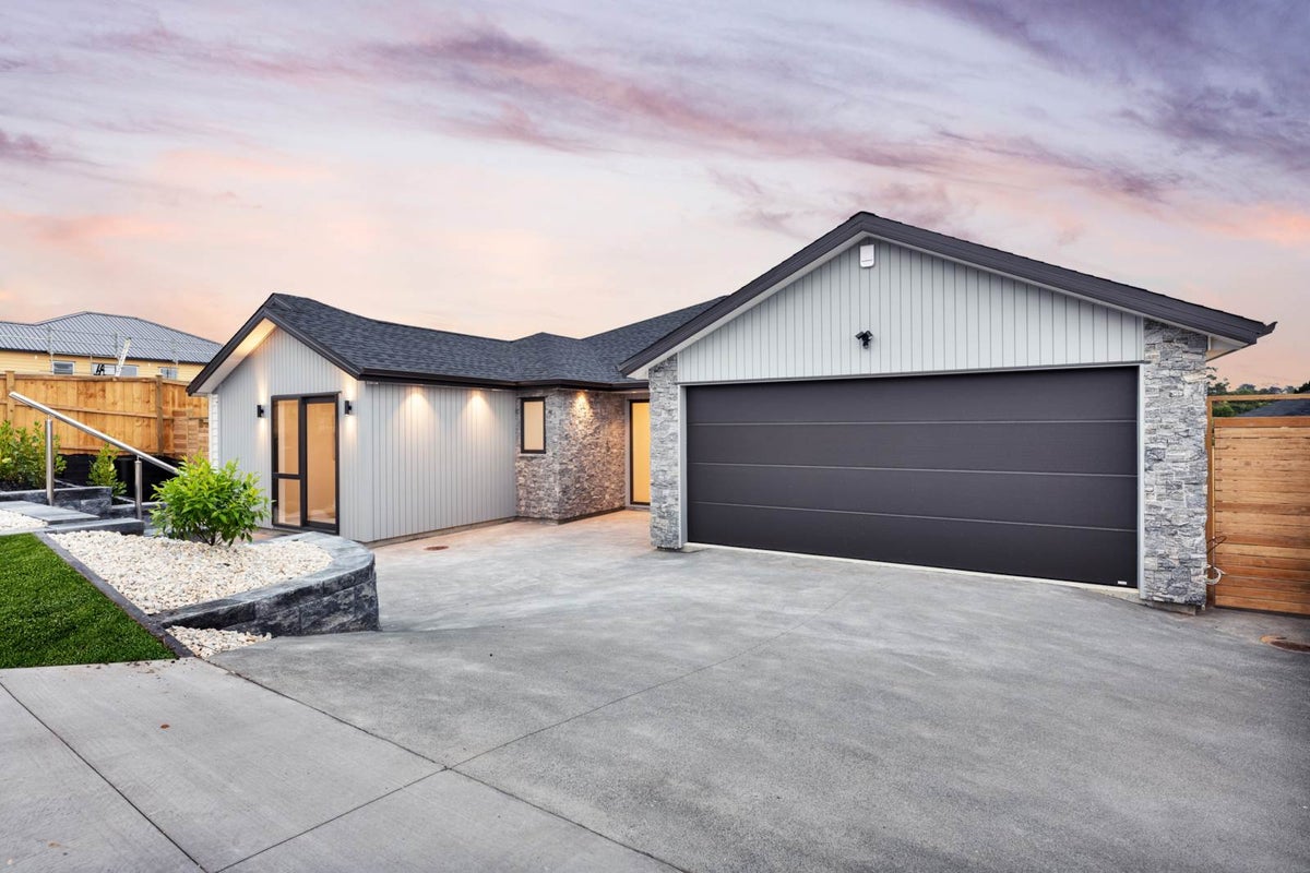 16 Kauri Gum Rise, Swanson, Auckland - Carousel 2