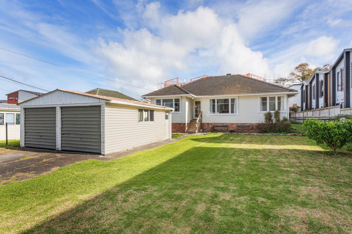 1 Beach Road, Te Atatu Peninsula, Auckland - Carousel 2