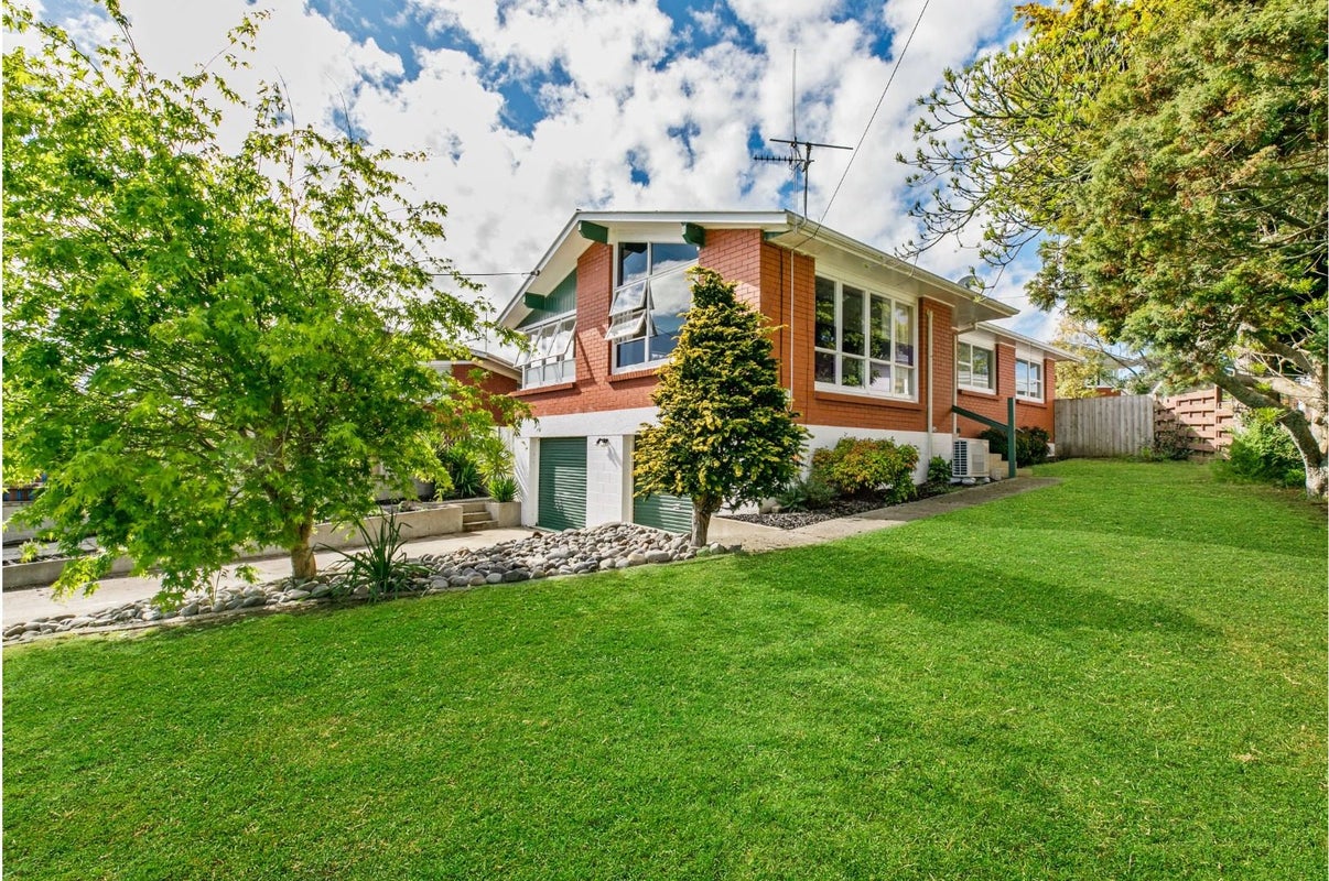 5 Wanaka Place, Glenview, Hamilton - Carousel 1