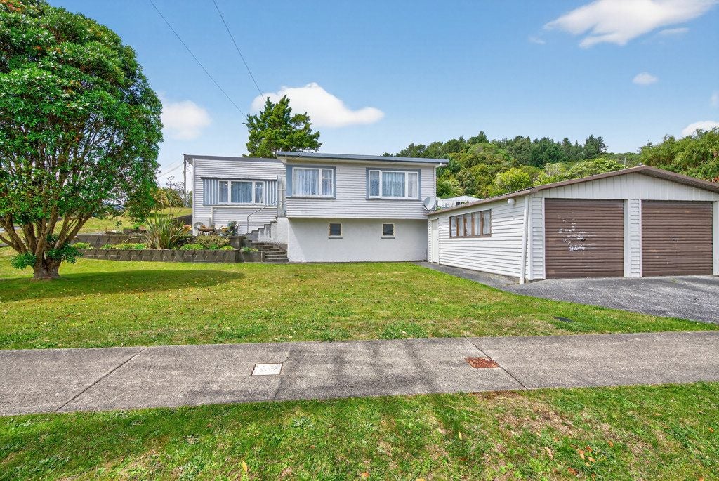 5 Burden Avenue, Wainuiomata, Lower Hutt - Carousel 1