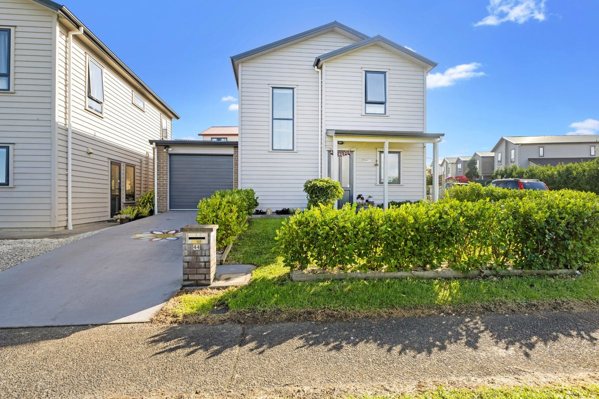 44 Kaimoana Street, Weymouth, Auckland - Carousel 1