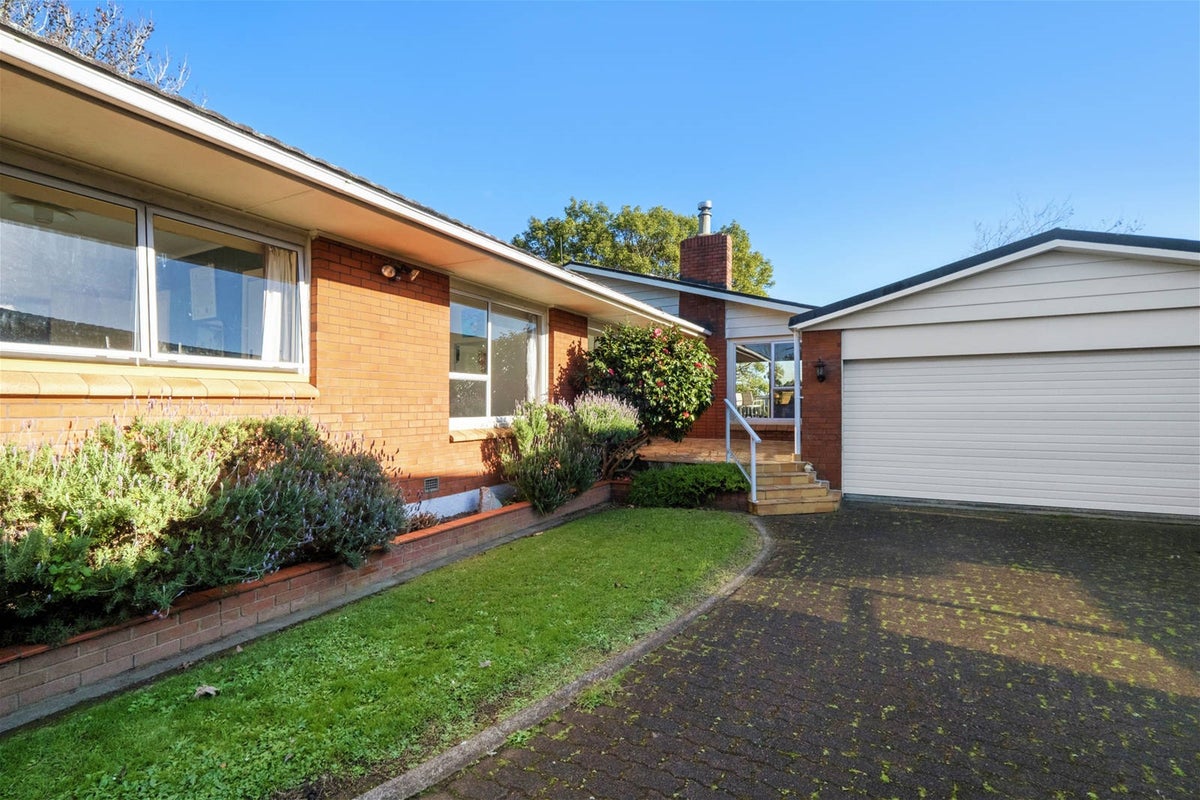 124 Tiraumea Drive, Pakuranga, Auckland - Carousel 1