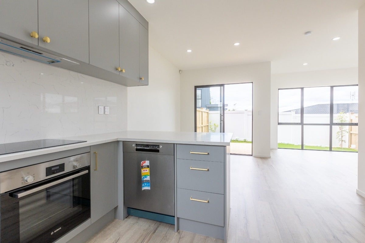 7/77 Glenmore Road, Sunnyhills, Auckland - Carousel 1