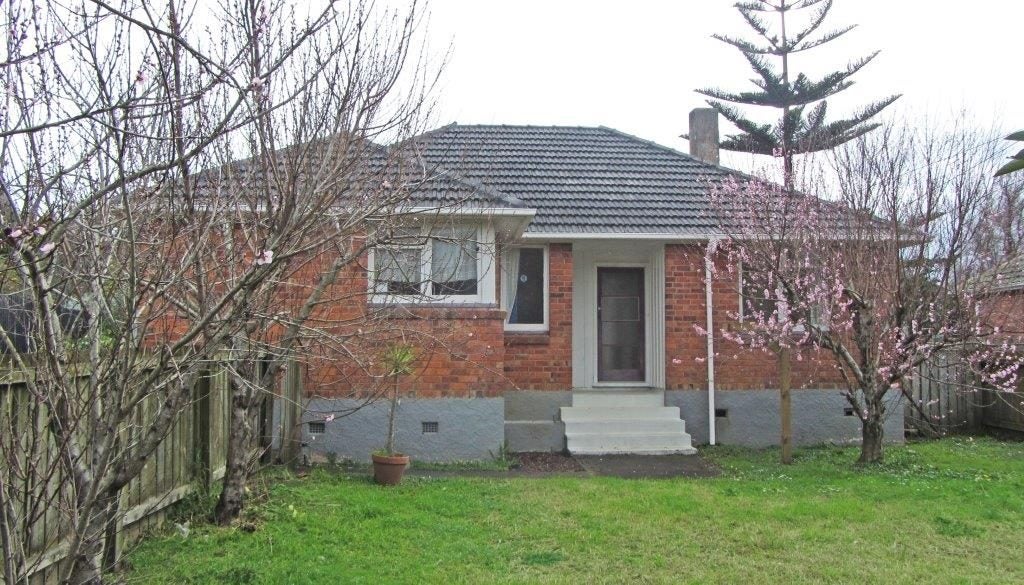 49 Kawiti Avenue, Point England, Auckland - Carousel 1