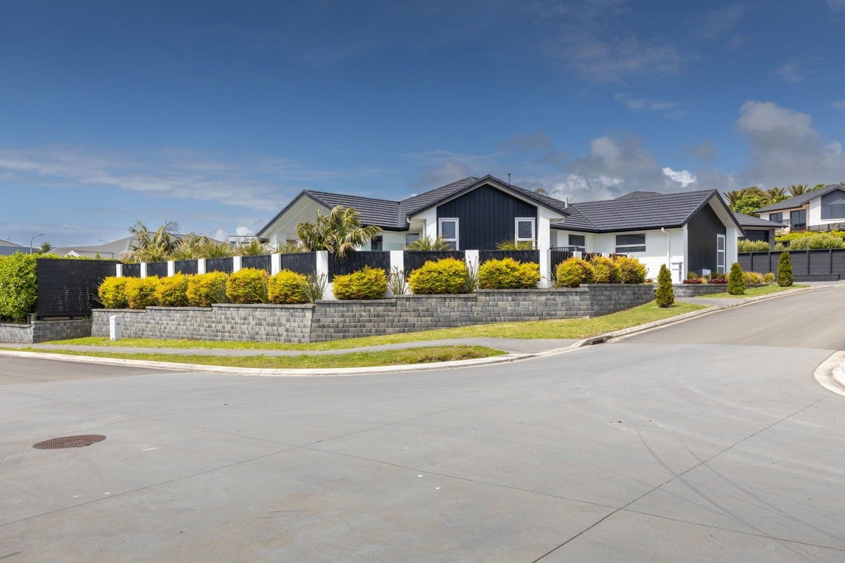 1 Oakmont Crescent, Waiwhakaiho, New Plymouth - Carousel 1