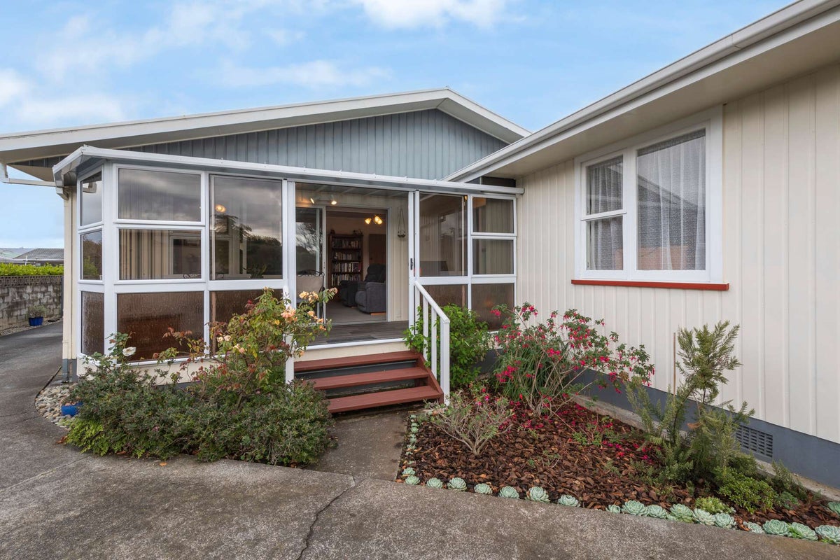 13 Exeter Crescent, Springvale, Whanganui - Carousel 1