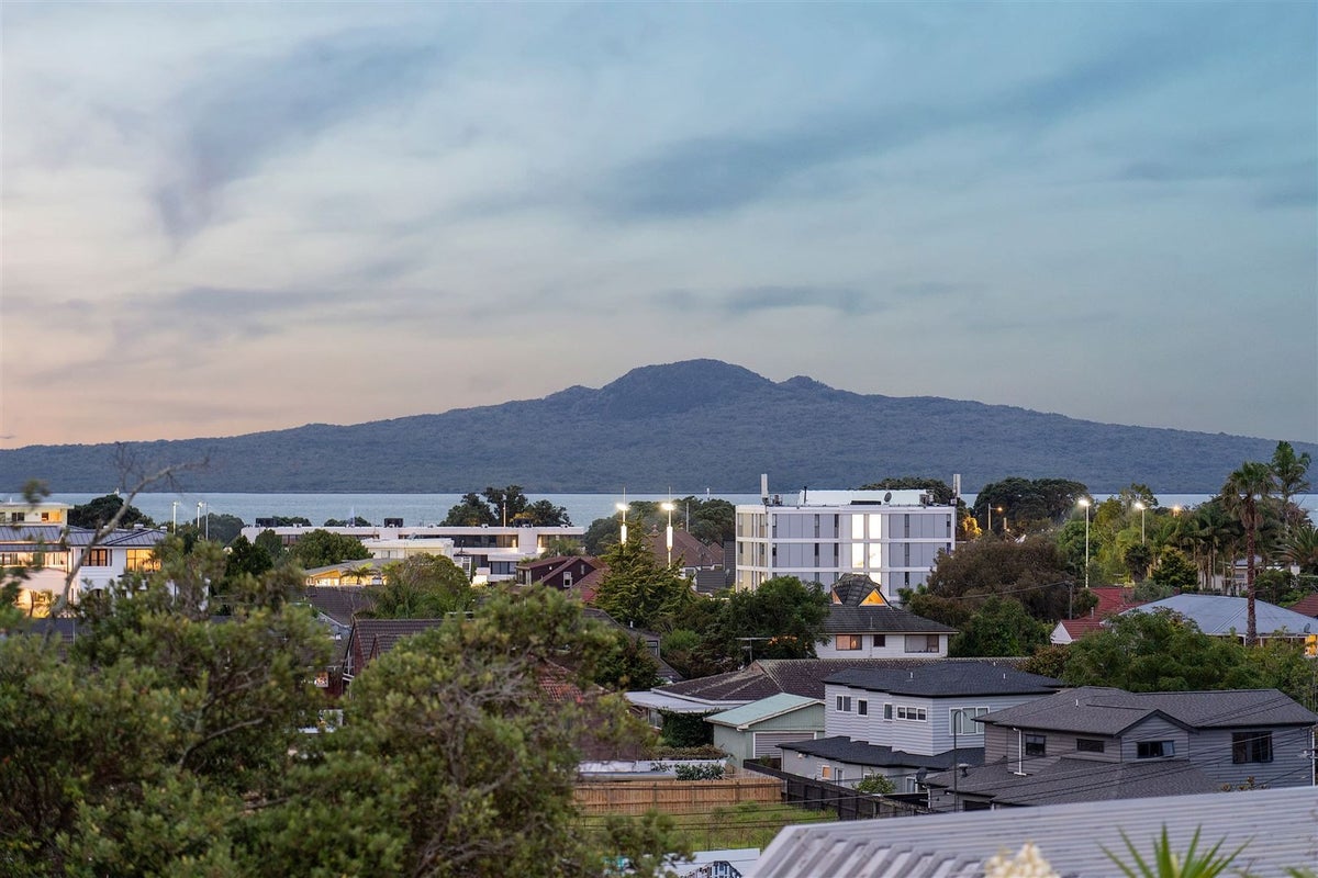 2 Codrington Crescent, Mission Bay, Auckland - Carousel 2