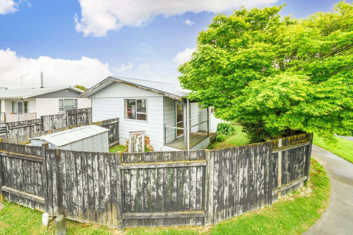 2 Tiller Close, Kelvin Grove, Palmerston North - Carousel 1