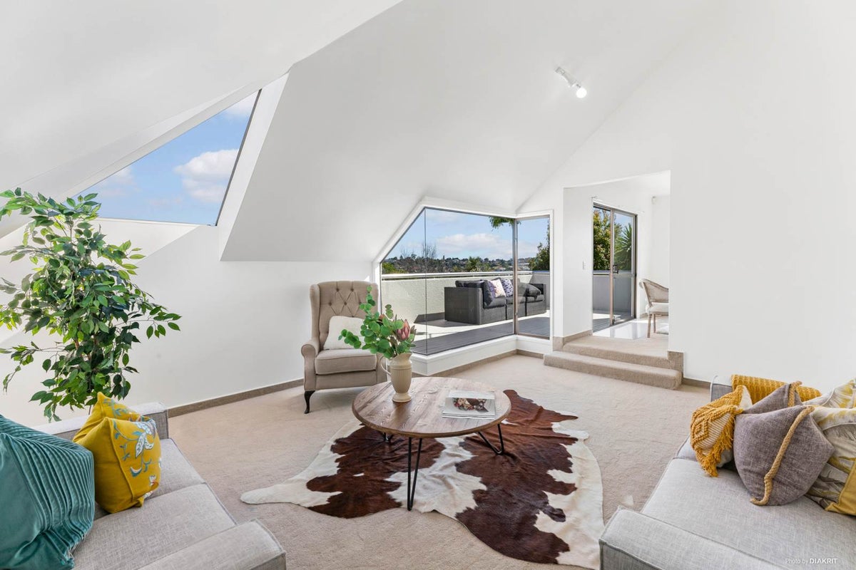 2/76 Simmental Crescent, Somerville, Manukau - Carousel 1