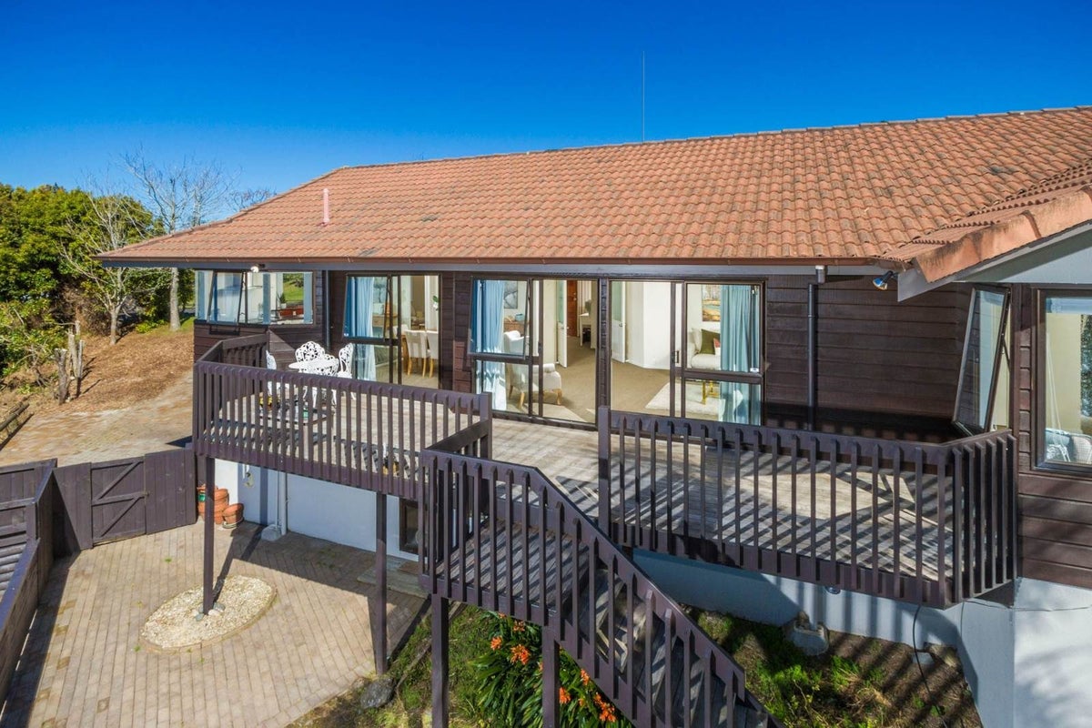 2 Cairnbrae Court, Northcross, Auckland - Carousel 1