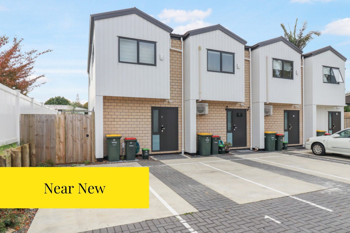 8A Rainbow Place, Wattle Downs, Auckland - Carousel 1