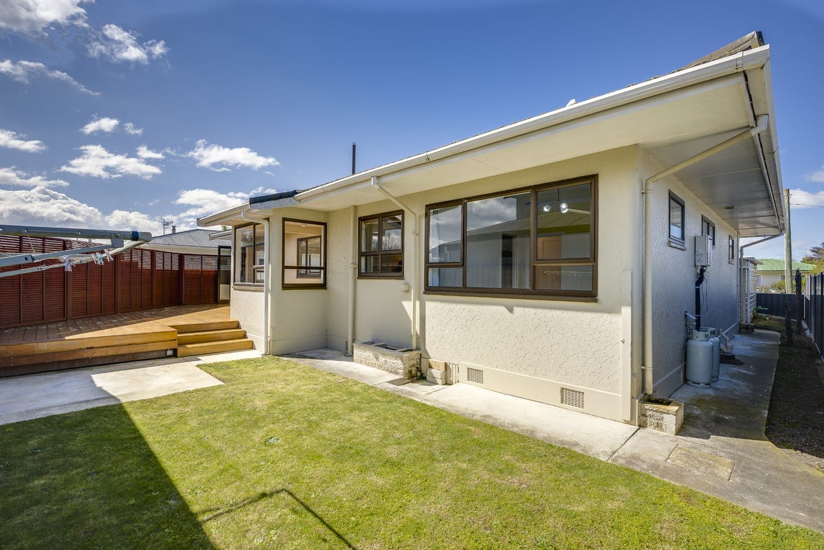 13 Cambridge Terrace, Taradale, Napier - Carousel 1