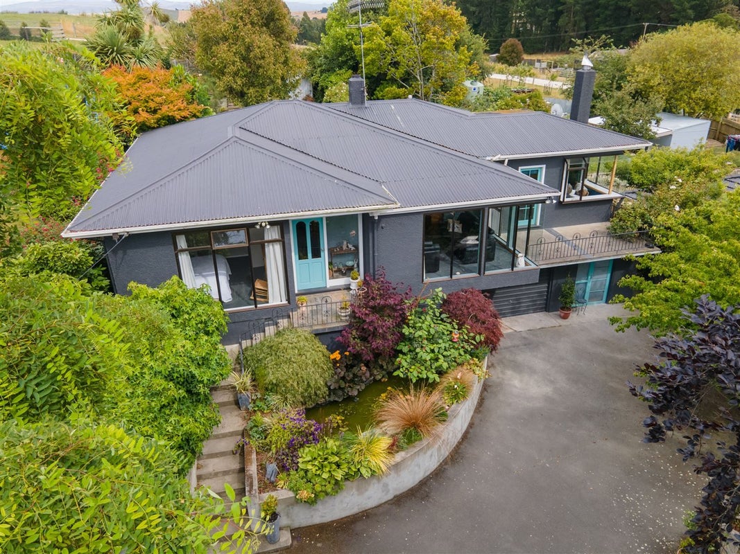 42 Maudes Road, Deborah - Carousel 1