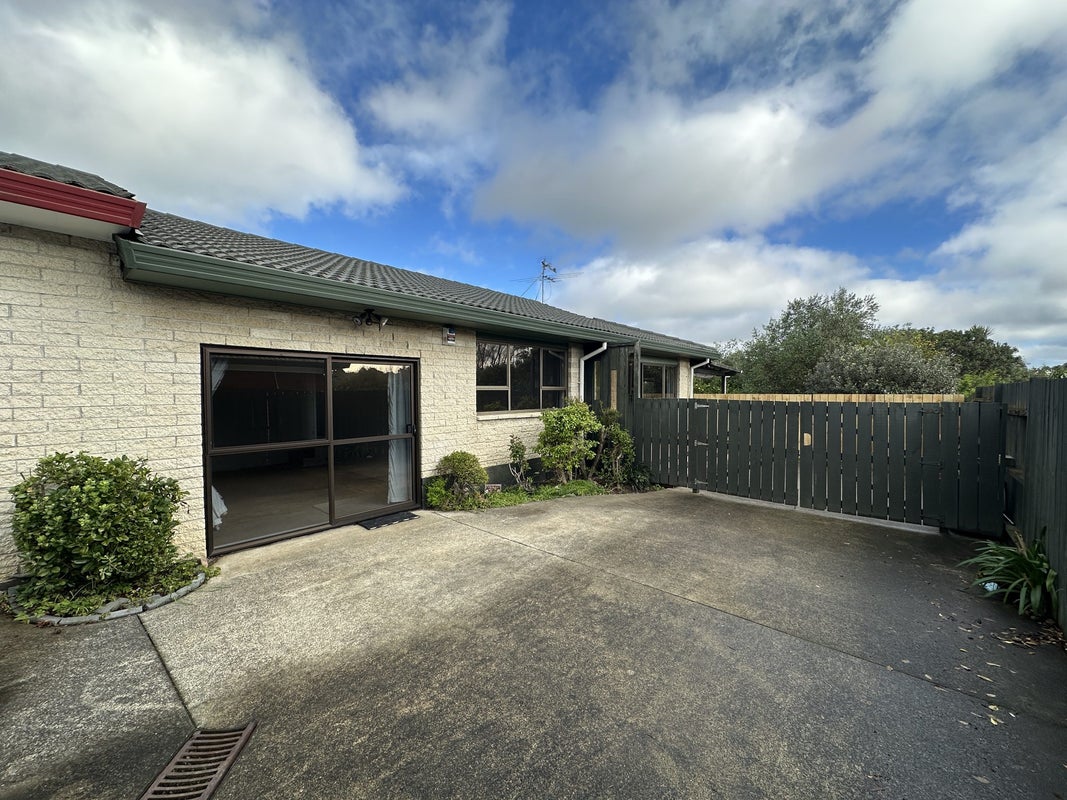 2/121 Prince Regent Drive, Half Moon Bay, Auckland - Carousel 1